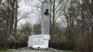 Młotkiem usunęli litery z pomnika radzieckiego generała. Grożą im dwa lata