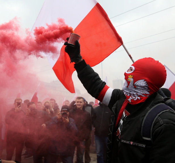 Już przed marszem odpalono race PAP / Tomasz Gzell